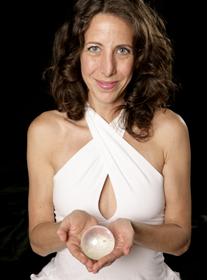 Elana Loves is certified in Reflexology, Holistic Nutrition, Reiki, Crystal Therapy and Aromatherapy